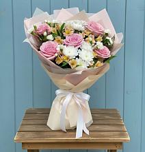 Букет цветов из:  Гвоздики, Орхидеи и Розы в Новопашковской
