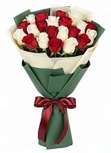 Букет Микс из красных и белых роз в Новопашковской