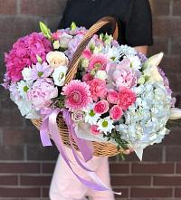 Композиция солнечный день в Новопашковской Цветочная композиция из Розы, Хризантемы, Пионы и Лизиантусы в корзине в Новопашковской