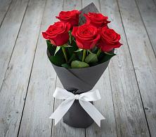 Букет 5 Красных роз Эдлесс Лав в Новопашковской