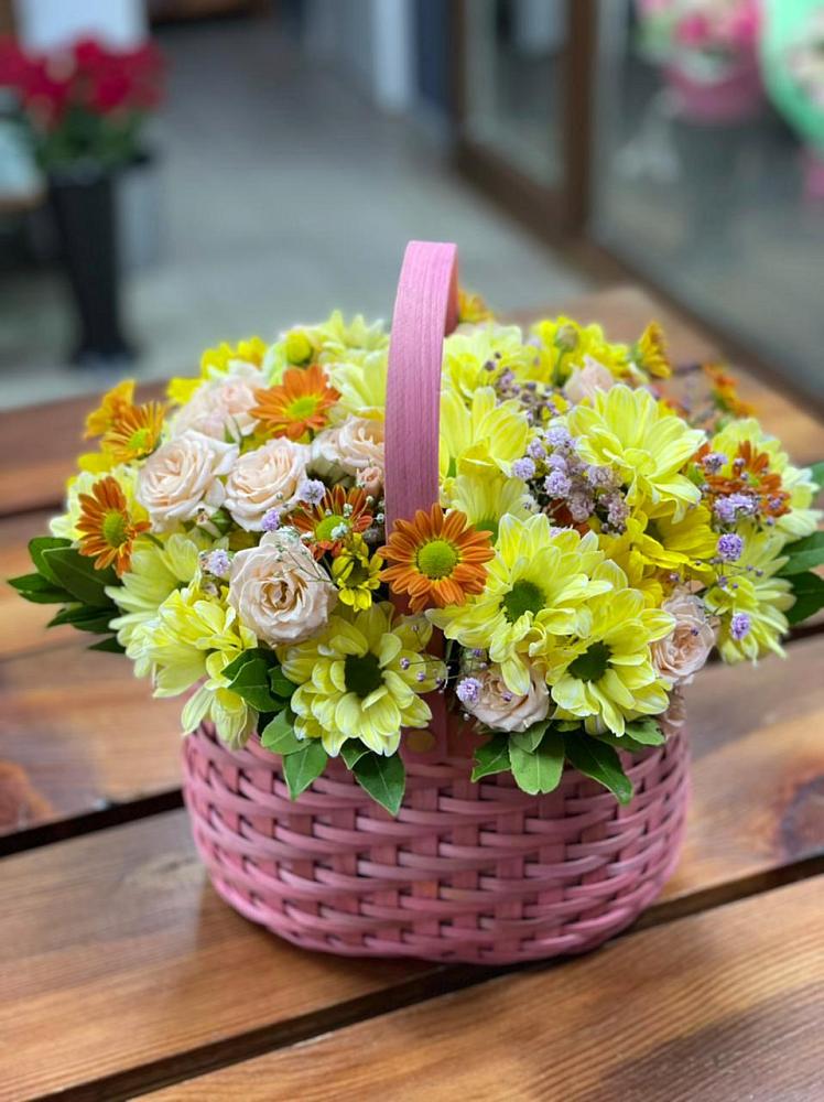 Цветочная композиция из Хризантемы и Розы в корзине в Новопашковской