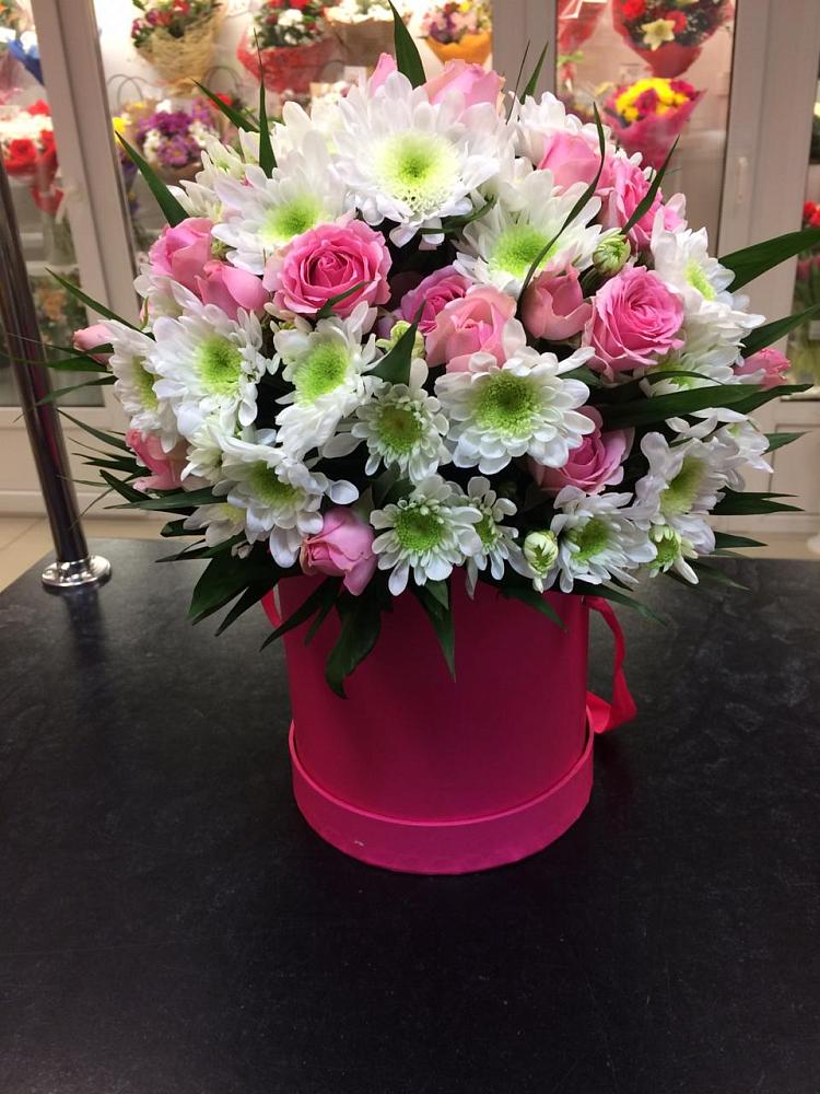 Цветочная композиция из Розы и Хризантемы в шляпной коробке в Новопашковской