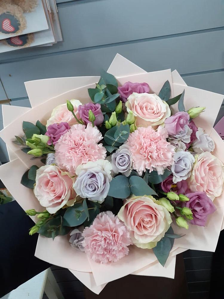 Букет цветов из: Розы, Гвоздики и Лизиантусы в Новопашковской